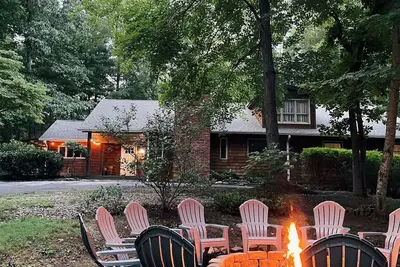 Image de New - Pine Ridge Cabin - 12 min to Asheville + Hot Tub + 4 Acres + Fire Pit