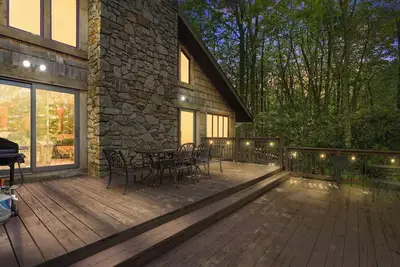 Image de Pet Friendly with Fenced In Yard, Hot Tub and Game Room! 3 bed, 2 bath Cabin!