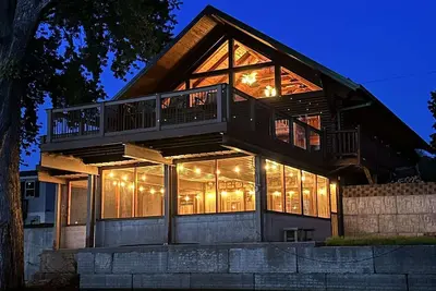 Image de Beautiful riverfront log cabin home in Prairie du Chien