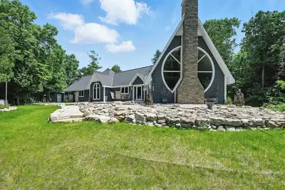 Image de Waterfront home in Sturgeon Bay- unique architecture and new huge patio showcasi