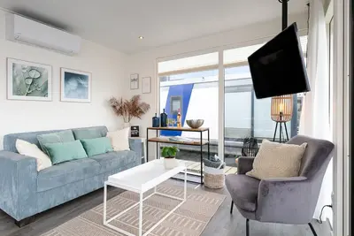 Image de Bateau-maison avec air conditionné au port