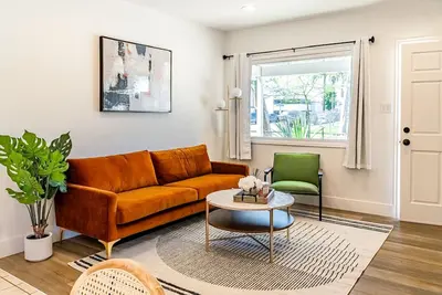 Image de Comfy Stay| New & Clean| 10 Mins Disney| Downtown