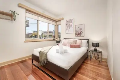 Image de Bright & Comfy 2 Bedroom St Kilda East Apartment