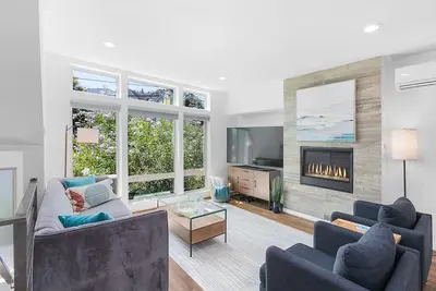 Decorated TownHome in Ballard with rooftop! ! !