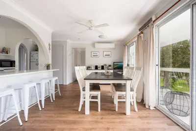 Image de Family and pet-friendly 3br home sleeps 10, walk to beach, garden views