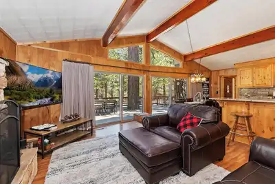 Image de Eureka Chalet by Destination Big Bear: Amazing Eagle Point Location with a Classic Cabin Feel! Foosball! Putting Green! Close to the Lake!
