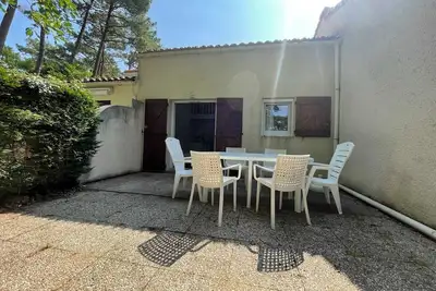 Image de Charmante maisonnette proche centre et plage, terrasse, parking et à 1km des plages!