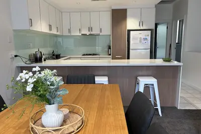 Image de 2 Bedroom, Stylish Unley townhouse, 3km from city, double garage.