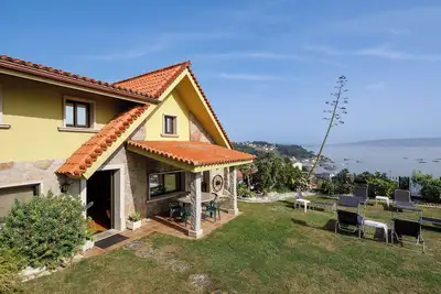 Image de Villa \"Casa Nueva de Bueu\" avec vue sur les montagnes, Wi-Fi, jardin et terrasse.
