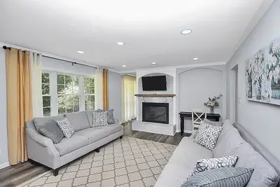 Image de New! Designer Remodel w King Bed, Fast WiFi