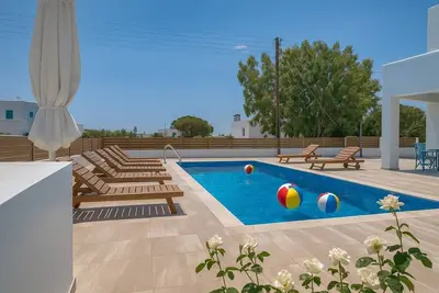 Image de Seaside Splendor - Apollo's Poolside Retreat