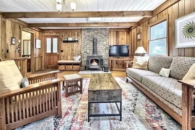 Image de Creekside, firepit, wood stove, family&dog friendly, covered deck dining