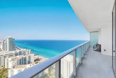 Image de Insane Ocean View Balcony| Beachfront Resort+ Gym