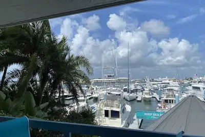 Image de Priced to book! Sleeps 4- Walking Distance to Duval!