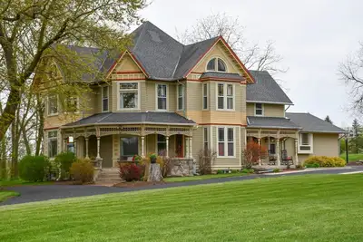 Image de Magnificently restored, charming, 8+ Bed-Victorian on a beautiful 1. 5 acres.