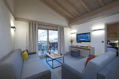 Image de Wifi, vue montagne, remise en forme, piscine, balcon, parking, télévision, casier à ski, 80m²