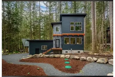 Image de Brand new designer Glacier home with Hot Tub