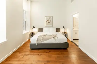 Image de Premium Extra Large Loft Apartment with 14 ft ceilings, Luxurious Soaking Tub,