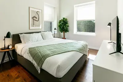 Image de Kislak 503 Luxurious 2br Retreat Above the City