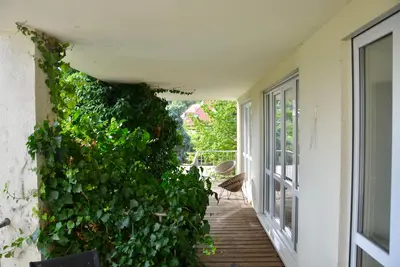 Image de Luxurious and light-flooded balcony apartment near forest. Central and relaxing