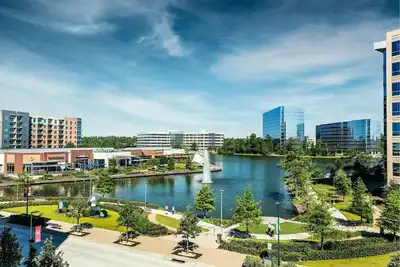 Image de Elegant 3 Bedroom Home in The Woodlands, Texas. The Waterway. Market Street.