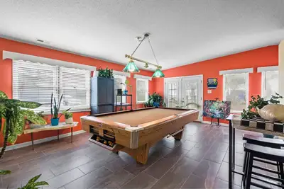 Image de The Island House is close to the beach with pool table and hot tub.