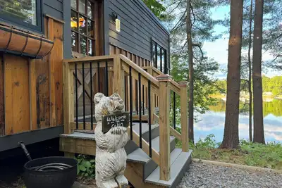 Image de Tiny Pine Lakefront Cabin with Dock, Fire Pit & Bbq