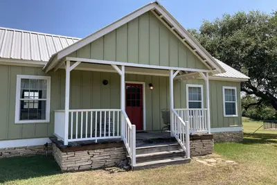 Image de Cozy 2 Bedroom Cottage - 3/4 Mile to Round Top Center!