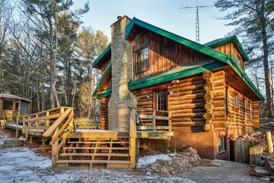 Image de Big Log Cabin Home right in town of Buckhorn