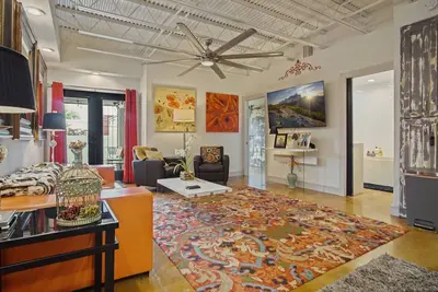 Image de Luxury 2 Bedroom Condo, Midtown - Great Amenities with Pool!