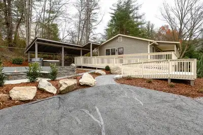 Image de Bluebird Cottage - Hot Tub, Firepit, 15 mins to Dt Asheville