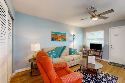Image de Snowbird-friendly condo with WiFi, Ac, W/D, balcony, pool & grill