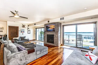 Image de Starboard Point: Stunning Luxury Condo in the heart of Dl!