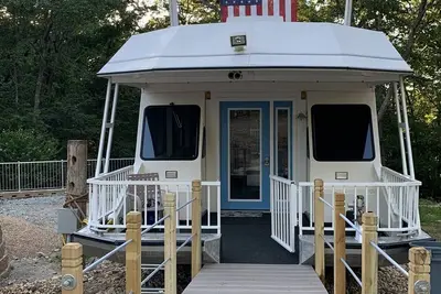 Image de Fun! Boat Cabin w\/ Private hot tub quiet outdoor space. Cricket Marina & Branson