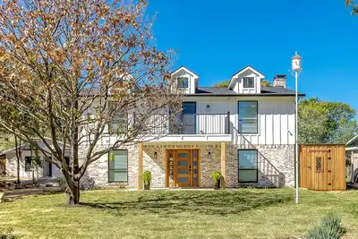 Image de Lakefront Farmhouse style by Lake Lewisville
