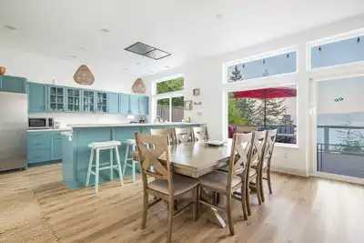 Image de Spacious home with stunning Hood Canal Views, hot tub, game room, dog-friendly