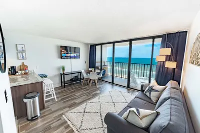 Image de SunRay Suite - Beachfront condo with indoor and outdoor pool