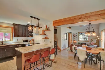 Image de Beautiful Forest Getaway At Historic Pinecrest!