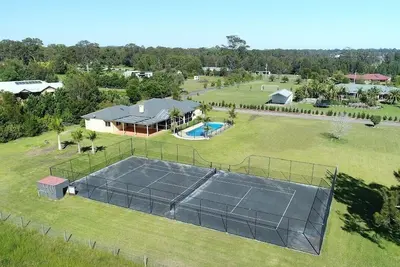 Image de Beautiful Large Country Home in the Perfect Location with tennis court & theatre