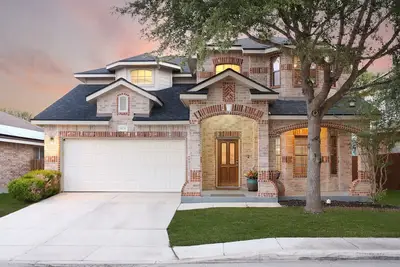 Image de Luxury House Near Six Flags and La Cantera!