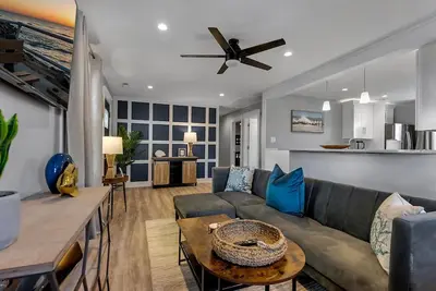 Image de Newly Renovated 3 Bedroom with High-End Finishes Only 2 Blocks from the Beach!