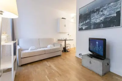 Image de Renovated studio apartment in 8th arr