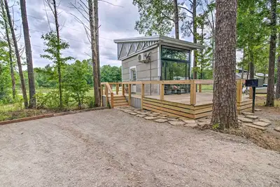 Image de 2 Mi to Msu: Chic Tiny Home Retreat!