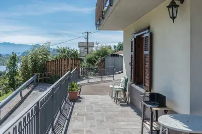 Image de Appartement \"Tra i Due Laghi\" accueillant les animaux domestiques, avec vue sur le lac et terrasse.