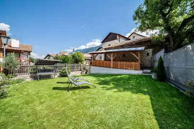 Image de Unterlanpacher Historic Refugium\" avec vue sur les montagnes, jardin et terrasse.