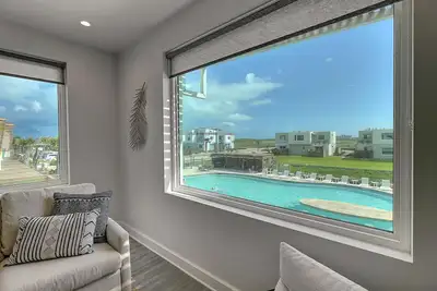 Image de Spacious Condo w/Den - Private Walkable Beach Access