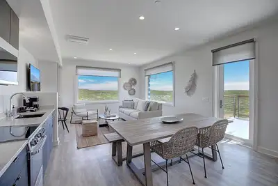 Image de Spacious Condo- Private Walkable Beach Access, On-site Pool