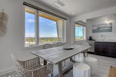 Image de Upscale Condo! Private Walkable Beach Access, On-site Pool