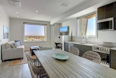 Image de Upscale & Spacious! Private Walkable Beach Access, Pool