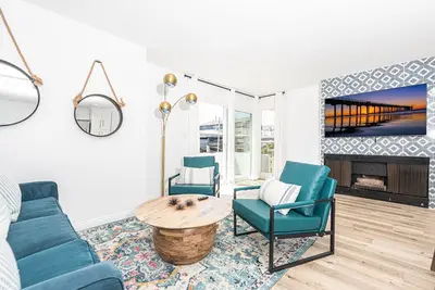 Image de New Listing! | Recently Remodeled Lower Unit | Steps to Sand! | Stylish Interior